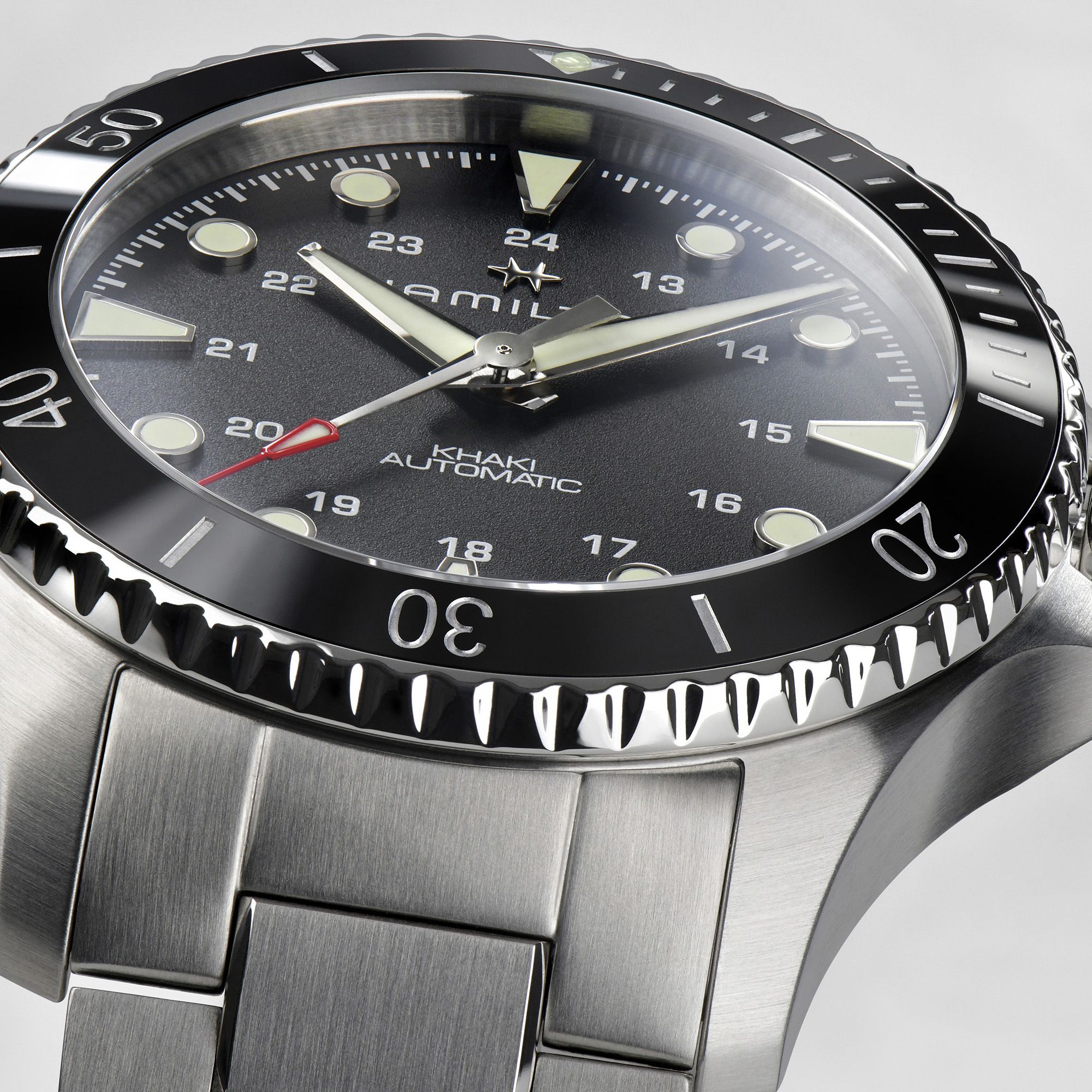 hamilton-watches-khaki-scuba-black-dial-stainless-steel-h82515130