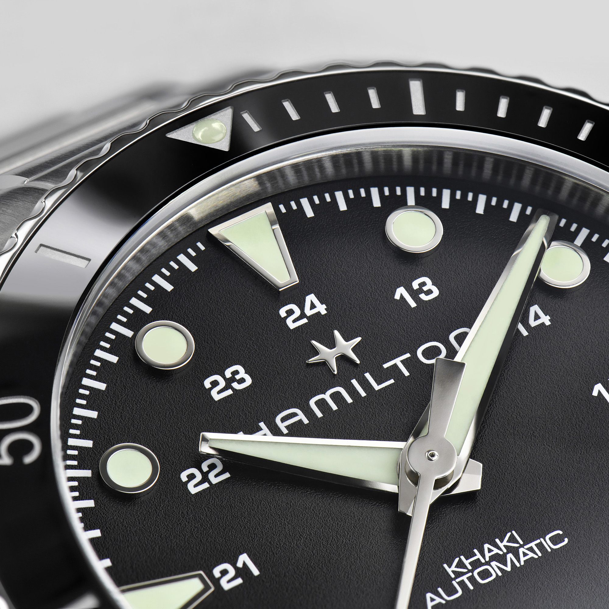 hamilton-watches-khaki-scuba-black-dial-stainless-steel-h82515130
