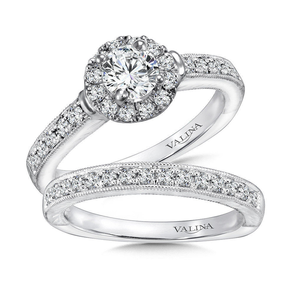 ROUND HALO DIAMOND ENGAGEMENT RING R9388W